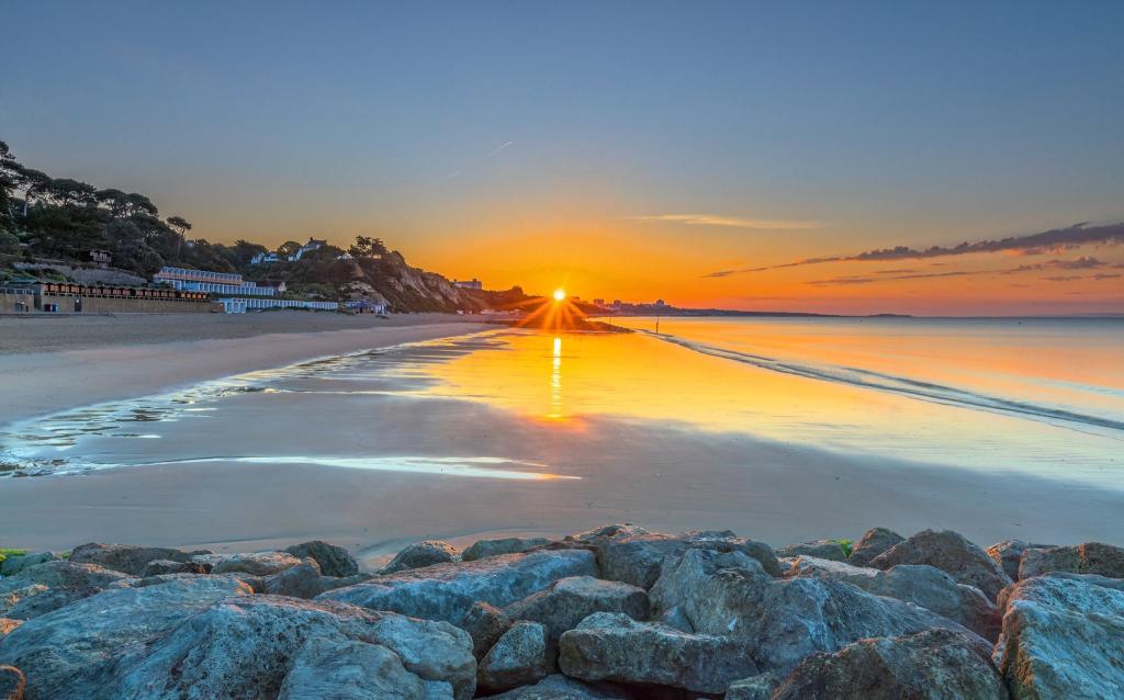 Branksome Chine Beach: Parking, Facilities & Visitor Guide