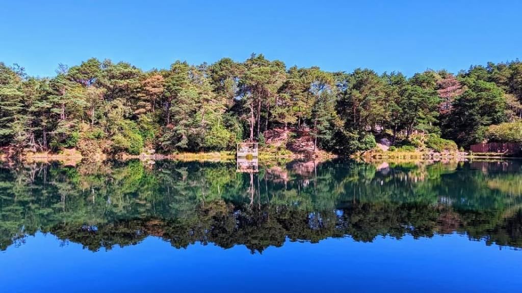 The Blue Pool Nature Reserve and the Famous Colour-Changing Lake